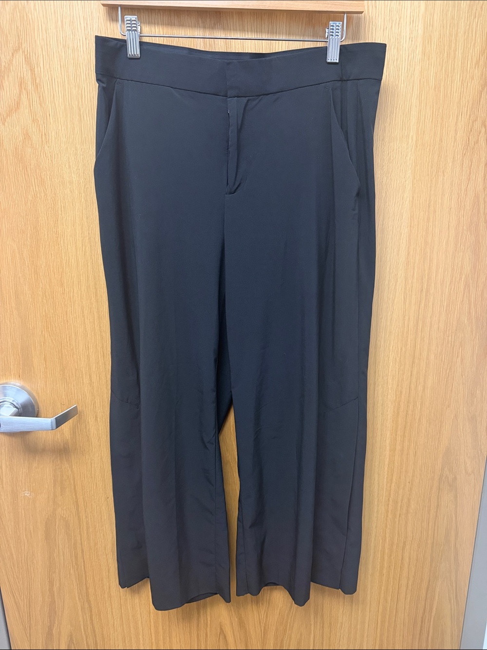 Athleta Women’s Wide Leg Cropped with Side Snaps Cropped Culotte Pants - Black